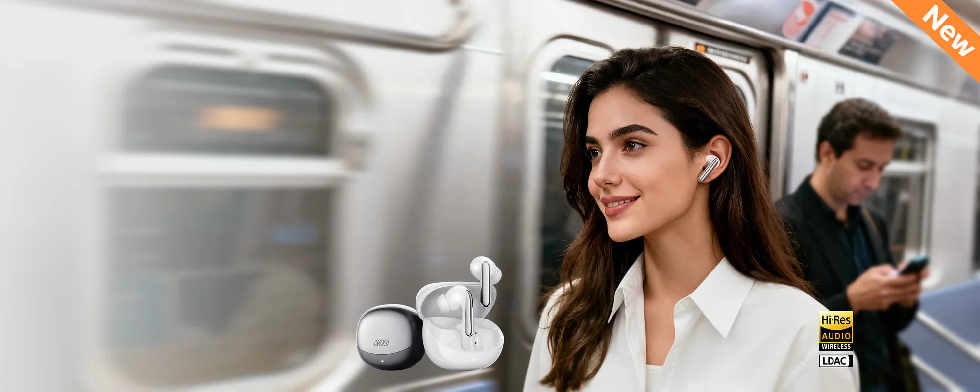 Frau mit kabellosen Hi-Res-Ohrhörern in der U-Bahn – perfekte Passform für Bass, ANC & Komfort.