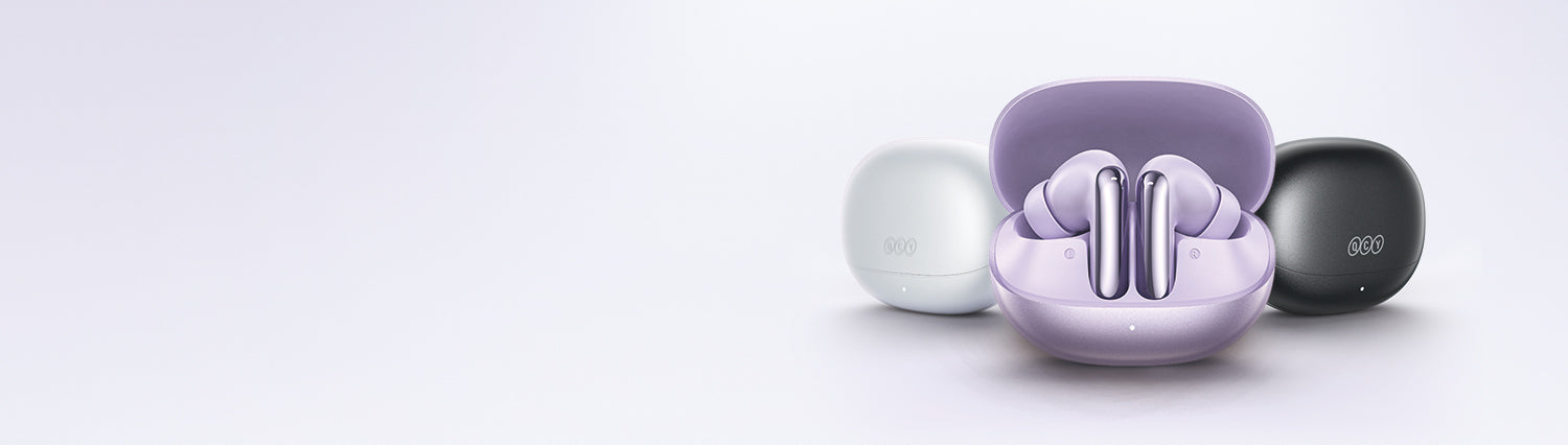 Écouteurs sans fil violets, blancs et noirs dans un boîtier de chargement – écouteurs Bluetooth au design moderne avec une finition élégante.