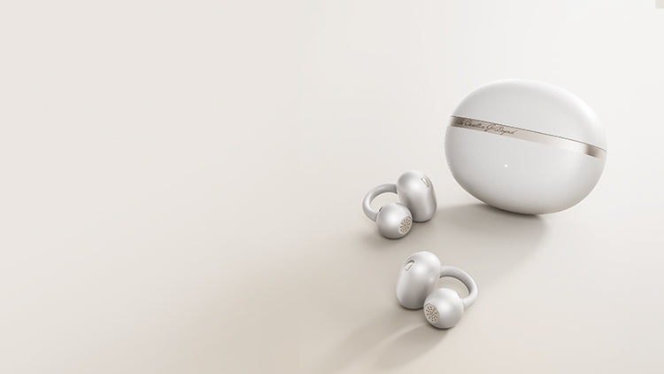 Écouteurs sans fil blancs avec boîtier de chargement, design moderne, minimaliste présenté sur fond clair.
