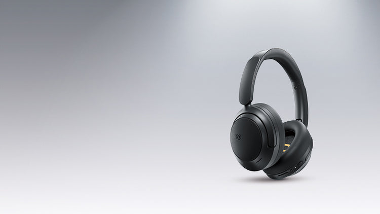 Casque circum-aural noir avec réduction de bruit, compact et élégant.