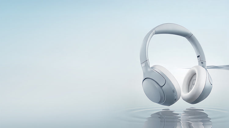 Casque blanc Over-Ear au design moderne, flottant au-dessus de l'eau, surface réfléchissante, fond minimaliste