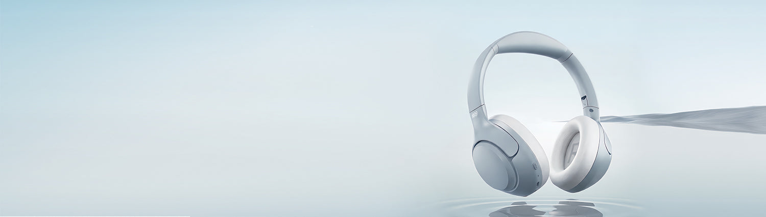 Casque blanc Over-Ear au design moderne sur une surface brillante, fond minimaliste