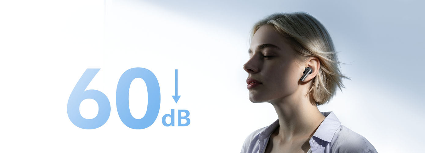 Femme avec casque Bluetooth, réduction de bruit de 60 dB – idéal pour travailler concentré au bureau.