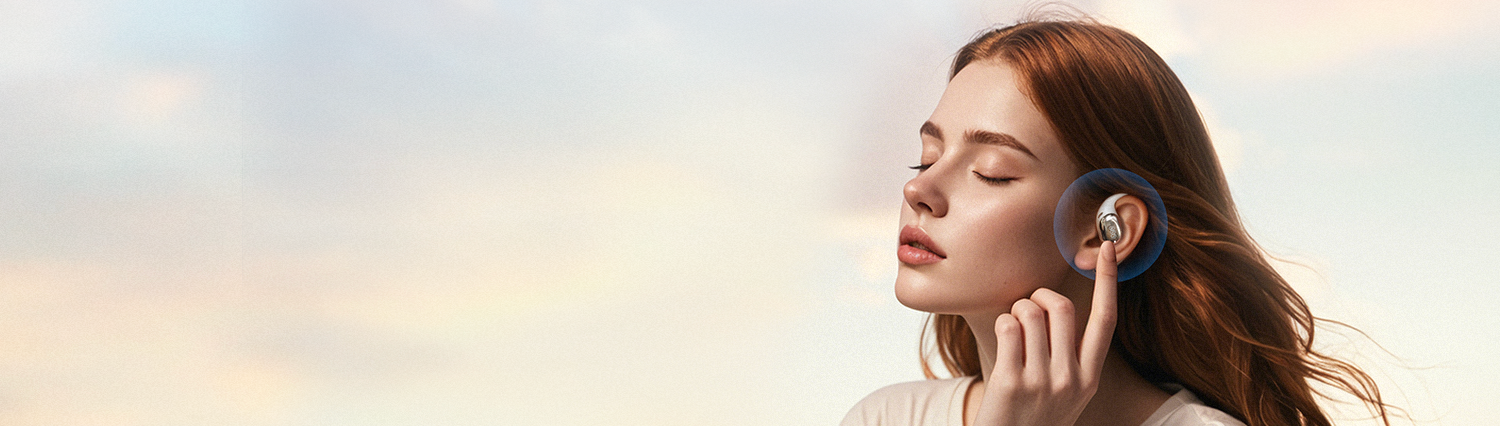 Femme avec des écouteurs intra-auriculaires au soleil, expérience détendue