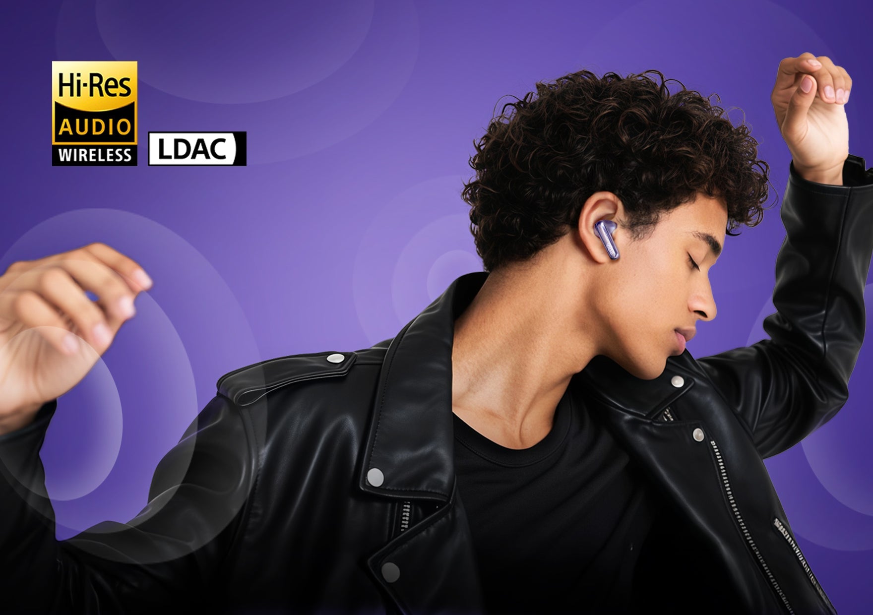Jeune femme avec des écouteurs sans fil Hi-Res Audio, technologie LDAC, fond violet