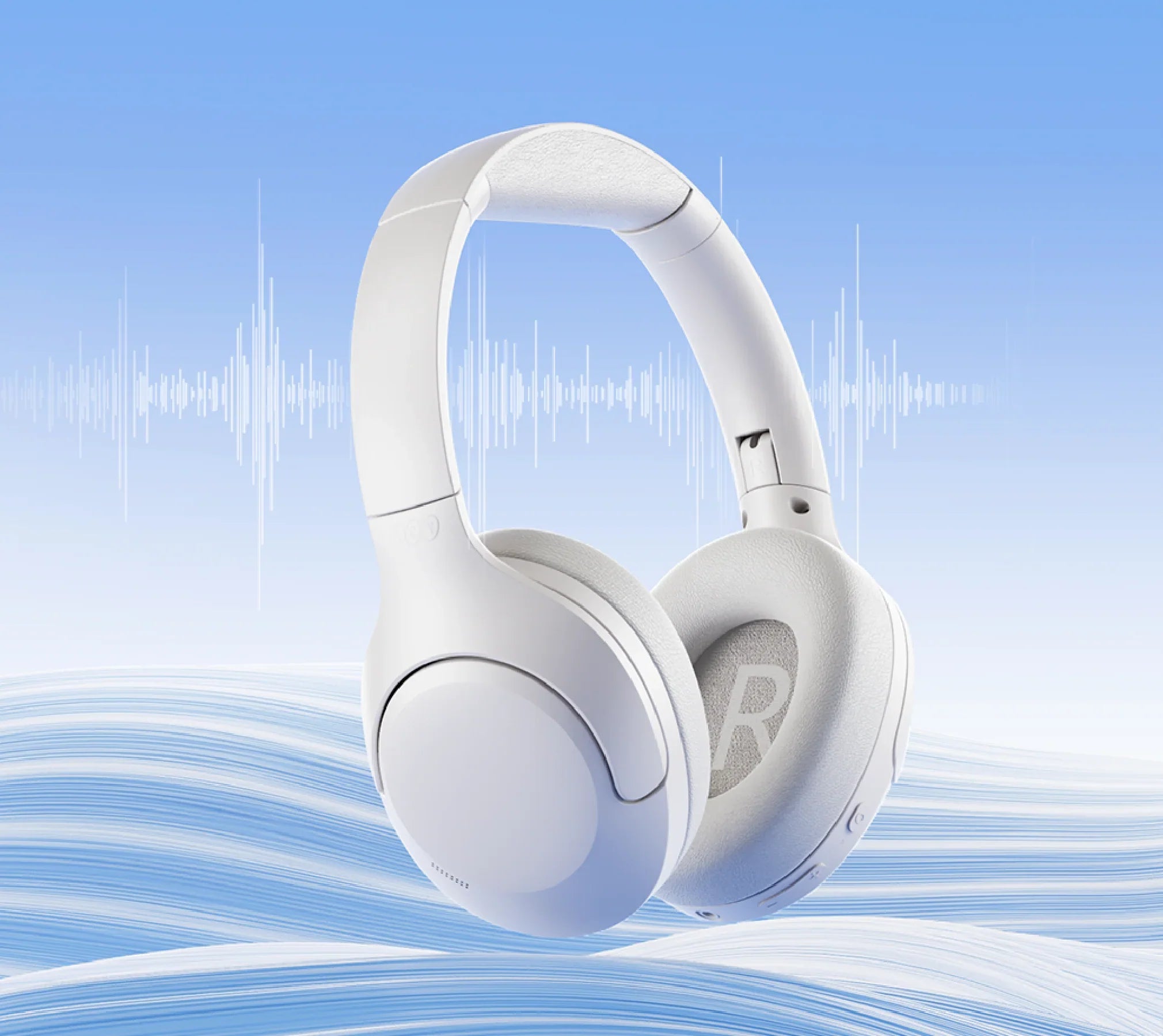 Casque blanc circum-auriculaire avec réduction de bruit et technologie Bluetooth sur fond bleu avec des ondes sonores.