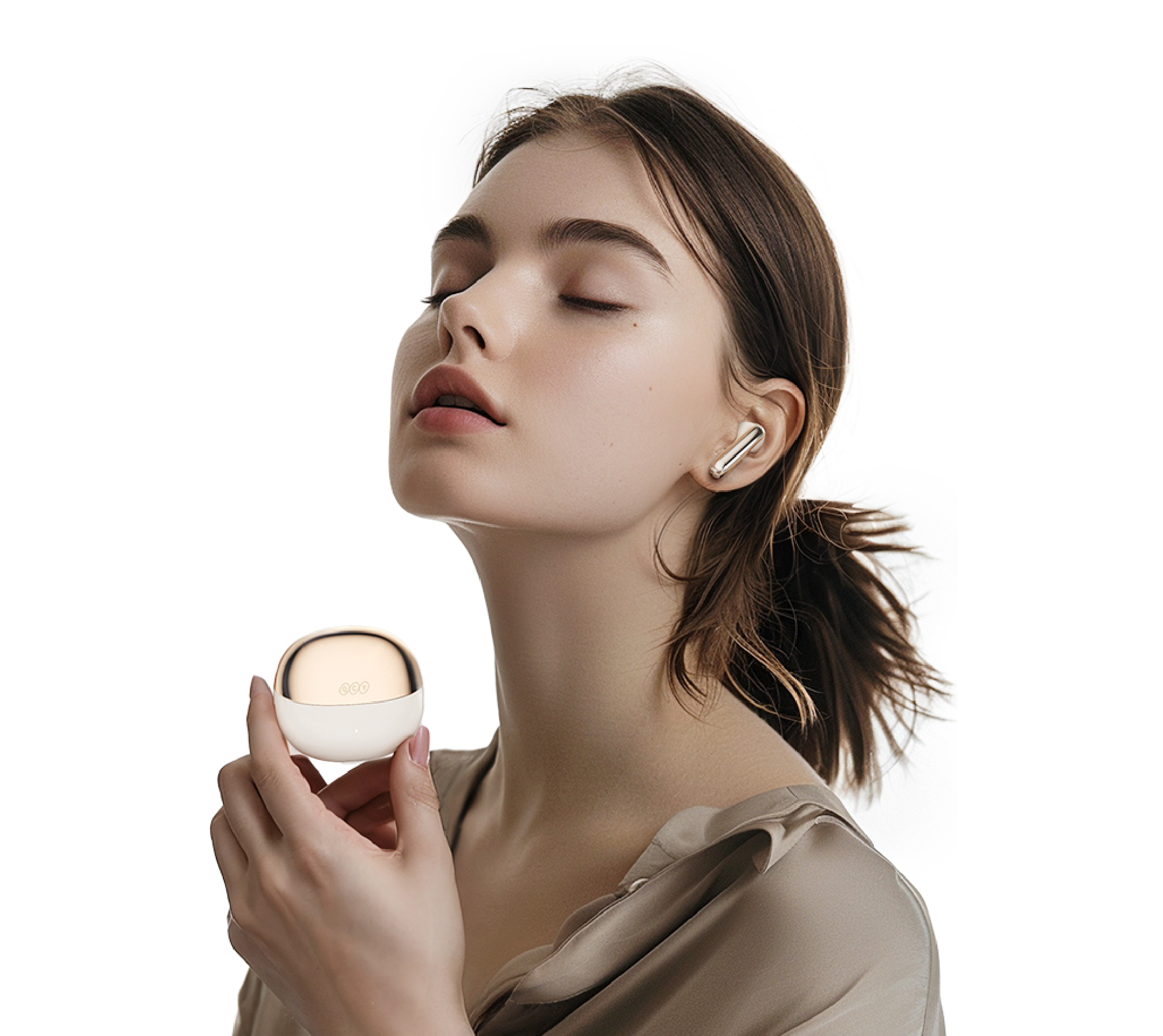 Femme aux yeux fermés portant des écouteurs sans fil blancs et tenant l’étui de chargement, lumière douce, arrière-plan minimaliste