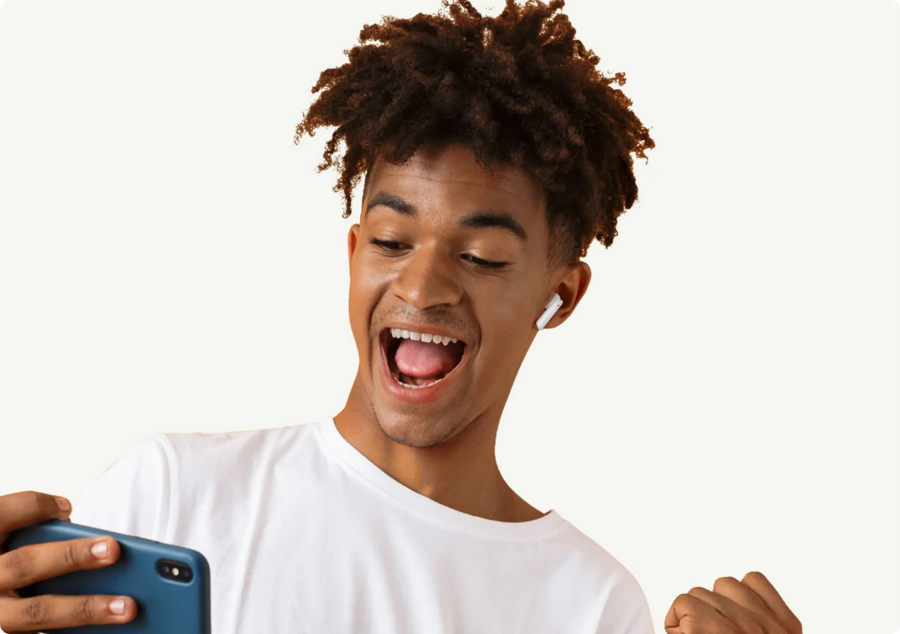 Jeune homme heureux avec des écouteurs et un smartphone, chantant joyeusement.