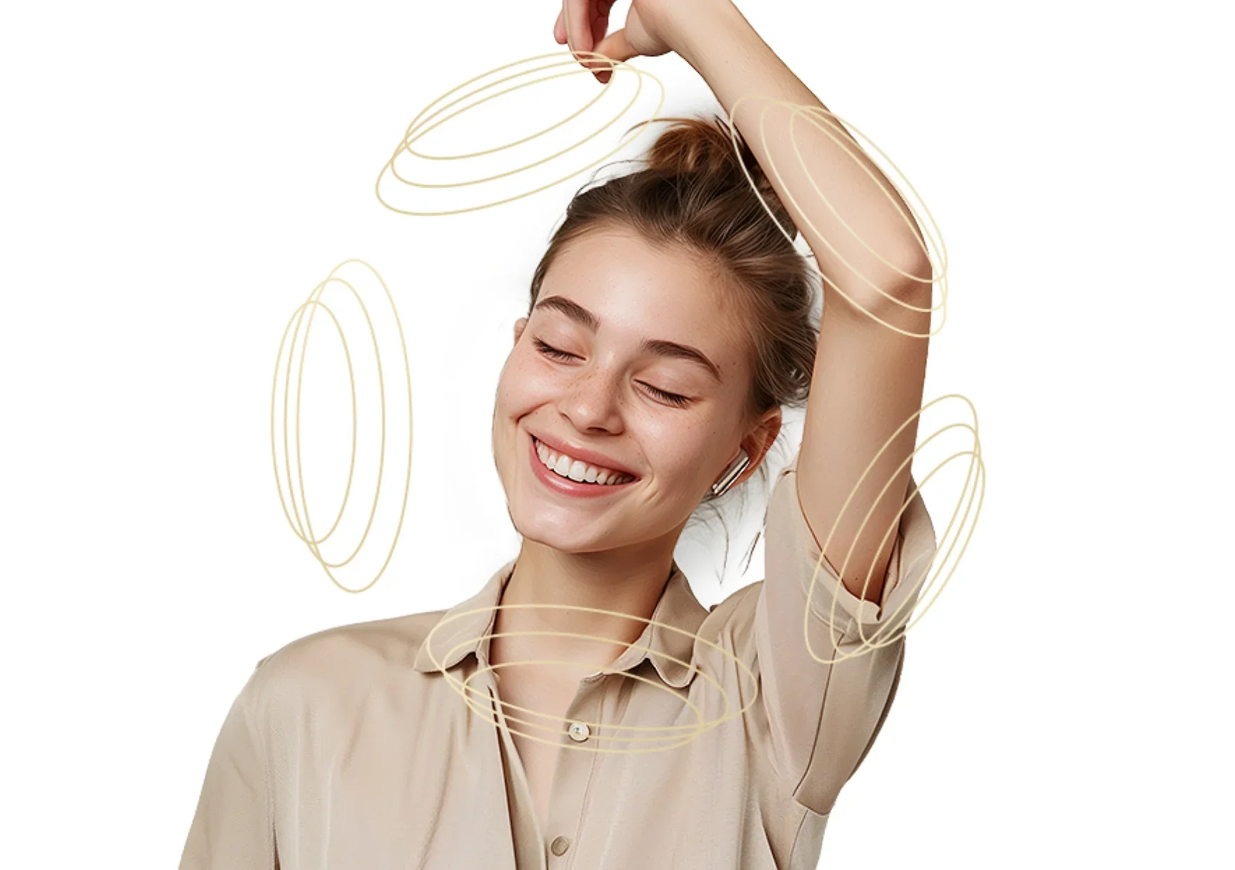 Femme heureuse dansant avec des écouteurs et des lignes ondulées dorées.