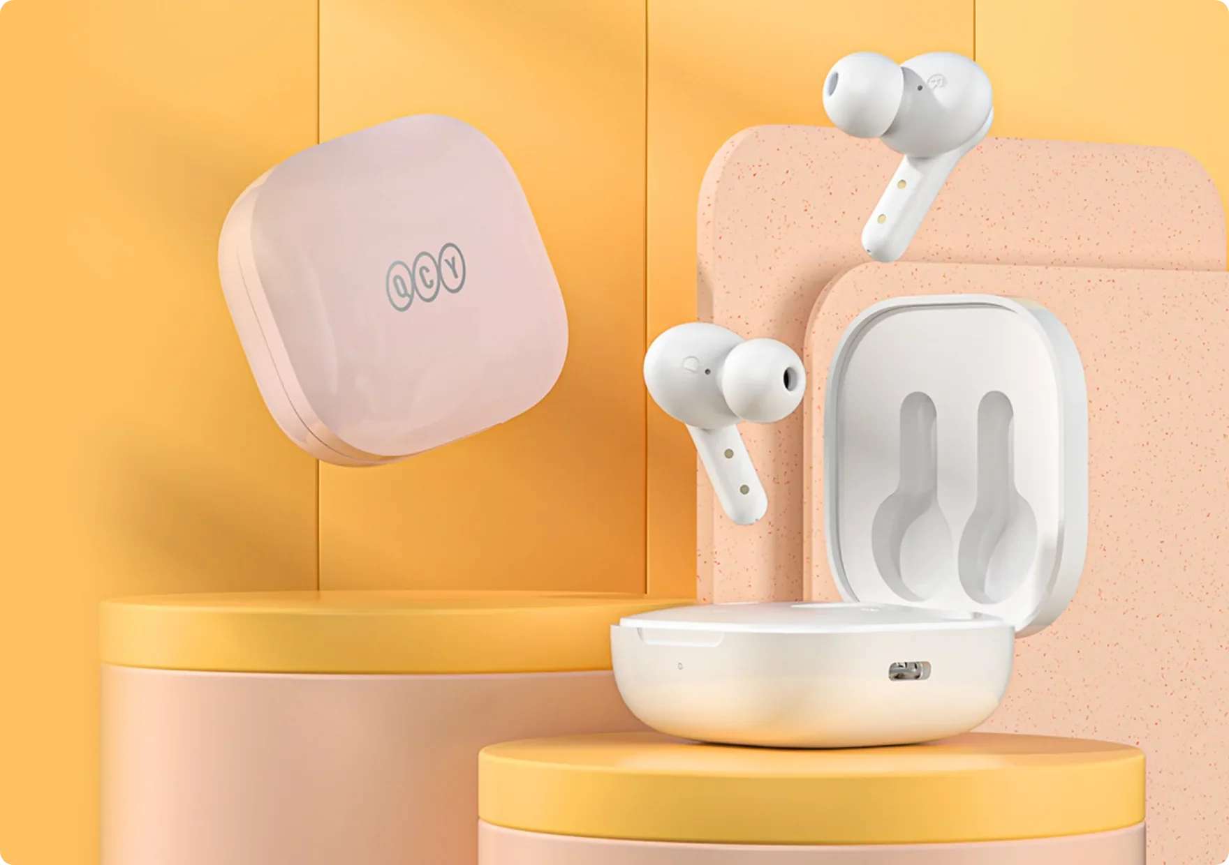 Écouteurs Bluetooth QCY blancs dans un étui de chargement rose, présentés avec style sur des socles pastel devant un fond chaud.