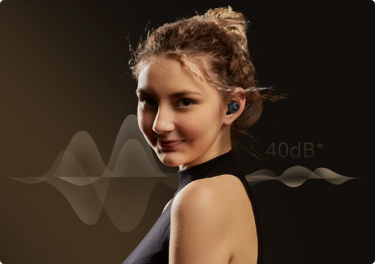 Femme avec des écouteurs intra-auriculaires sans fil, réduction de bruit de 40 dB, fond sombre avec graphique d'ondes sonores.