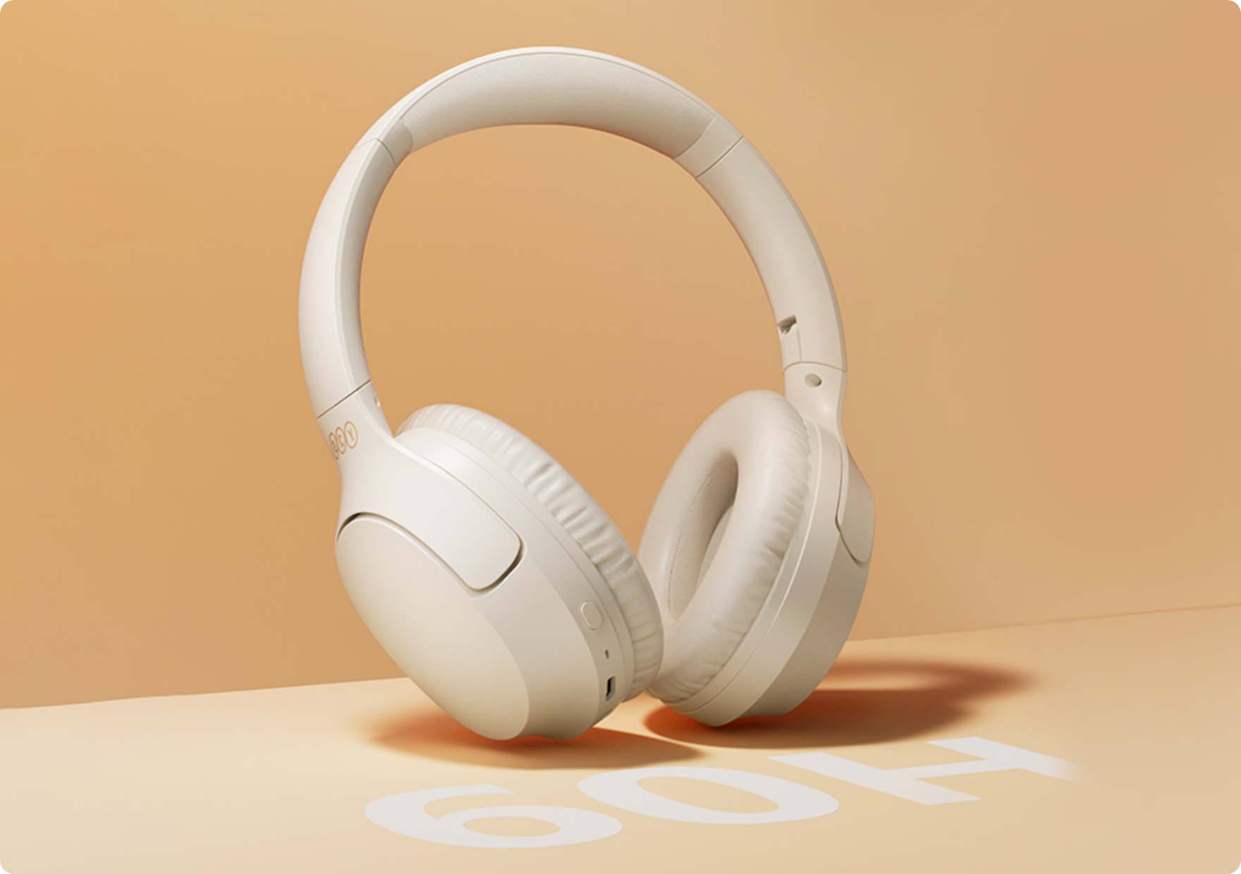 Casque blanc Over-Ear avec réduction de bruit, modèle 604, présenté sur un fond crème.