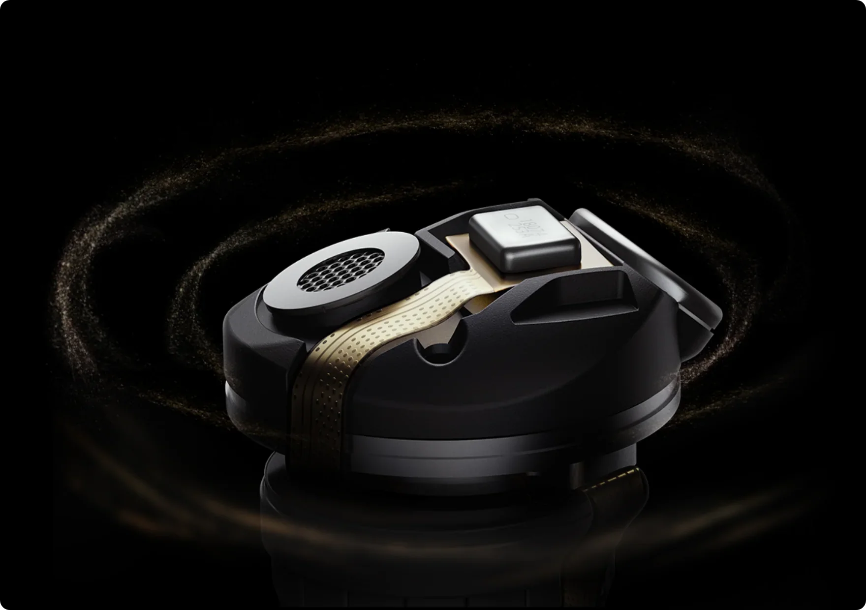 Casque doré avec design noir et accents dorés.