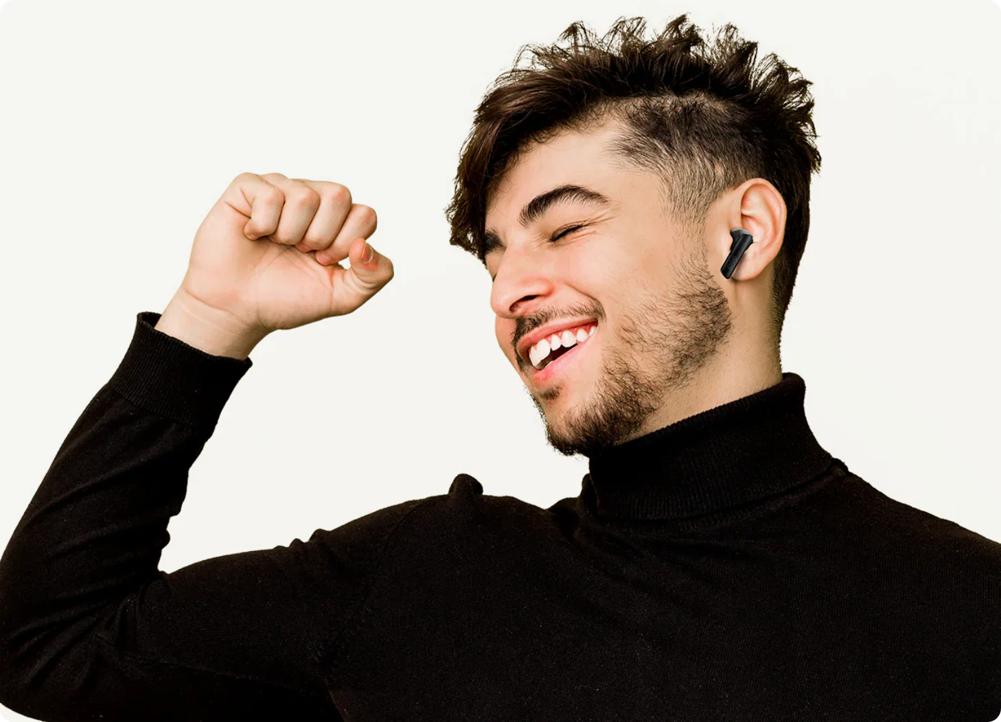 Homme avec des écouteurs sans fil, dansant joyeusement et profitant de la musique.