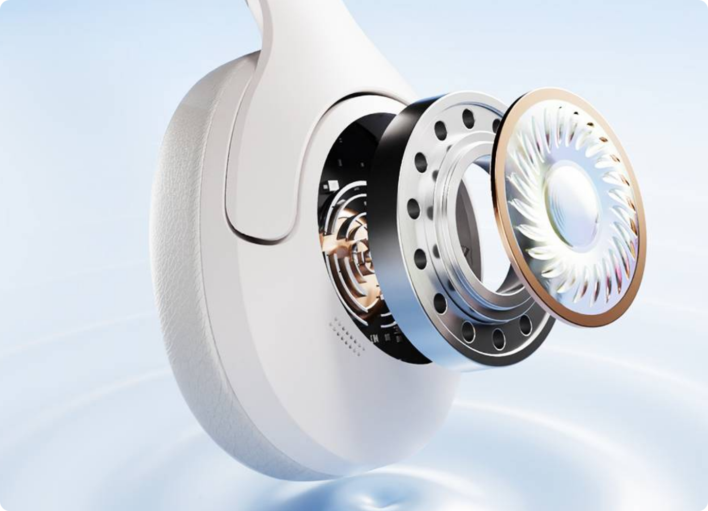 Casque blanc monté avec structure intérieure détaillée et partie haut-parleur.