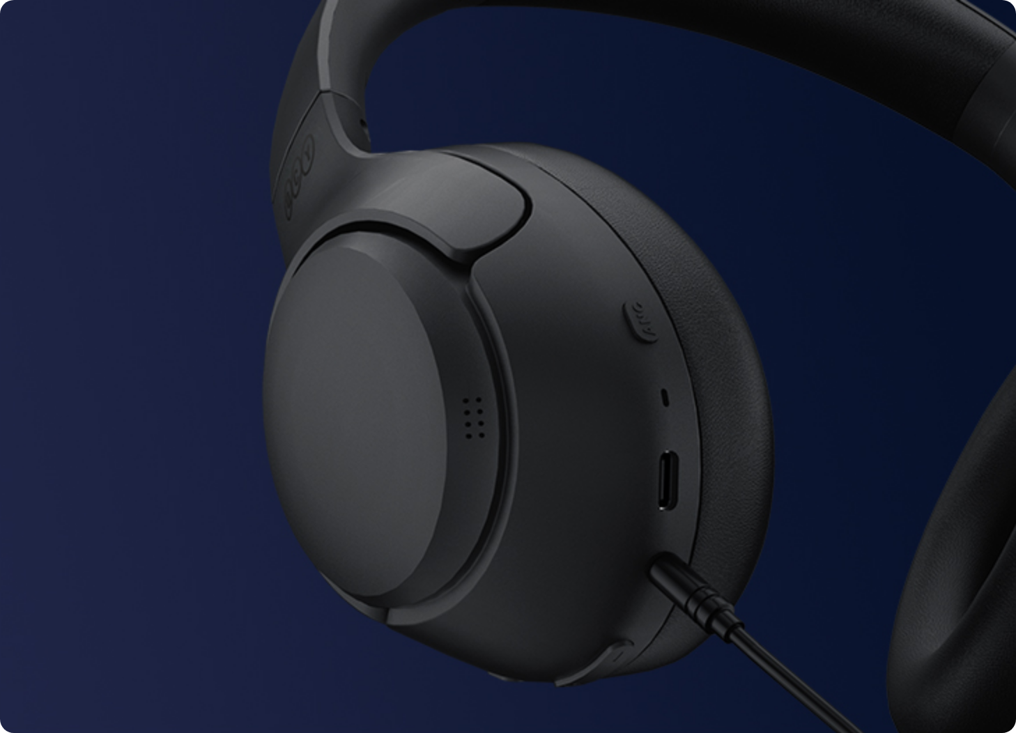 Casque audio noir circum-aural avec connexion filaire et microphone.