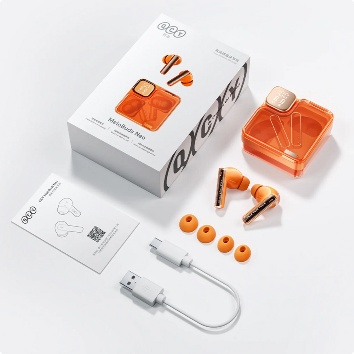 QCY MeloBuds Neo : Écouteurs True Wireless orange avec boîtier de chargement, câble USB-C et embouts de rechange.