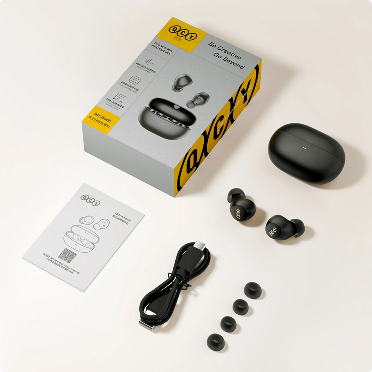 Écouteurs True Wireless QCY ArcBuds avec boîtier de chargement, câble USB-C et embouts d'oreille – design moderne, noir, en ensemble.