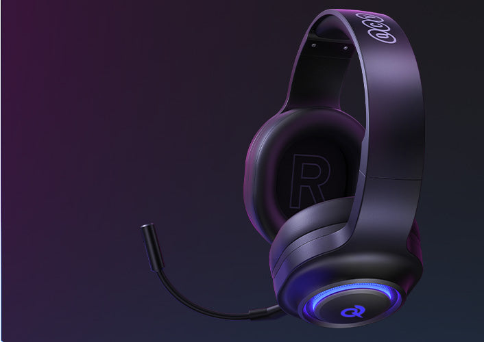 Casque de jeu noir avec microphone et lumière LED bleue.