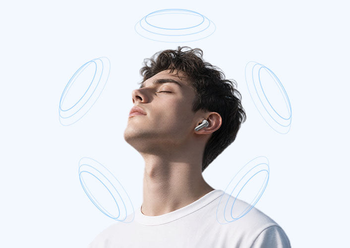 Jeune homme avec des écouteurs sans fil, expérience détendue grâce aux ondes sonores.