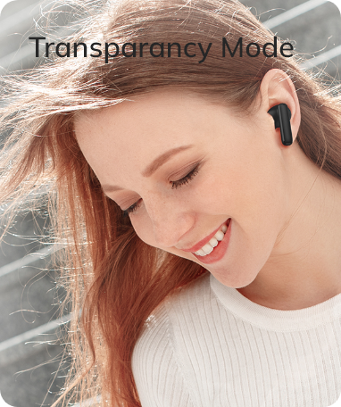 Femme avec des bouchons d’oreille en mode transparence – Écoutez votre environnement