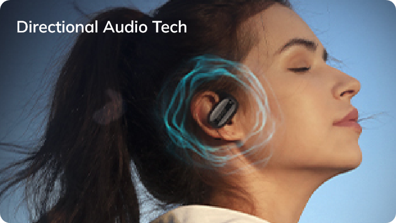 Femme avec casque audio et technologie audio directionnelle pour une expérience sonore immersive.