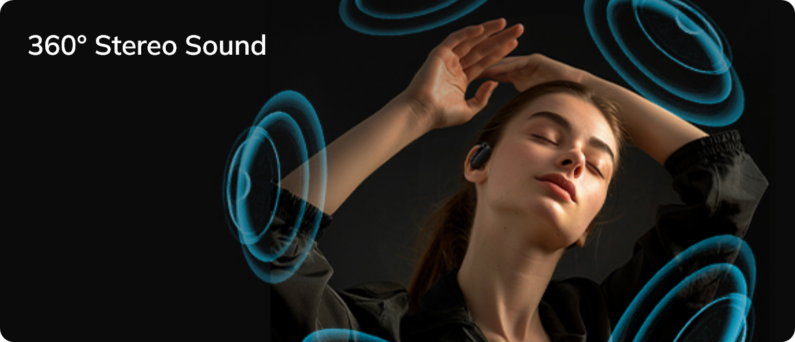 Femme profitant d'un son stéréo à 360° avec des écouteurs sans fil, des ondes sonores bleues environnantes visualisent un son immersif.