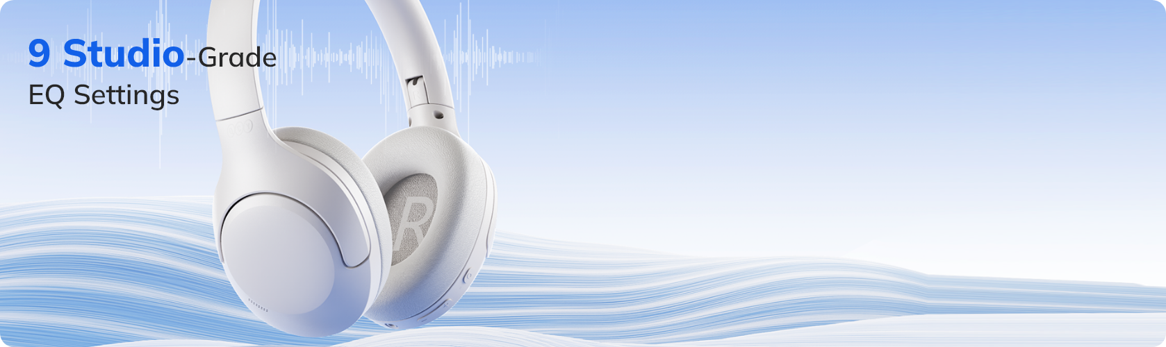 Casque blanc Over-Ear avec 9 réglages EQ de qualité studio, vagues bleues en arrière-plan.