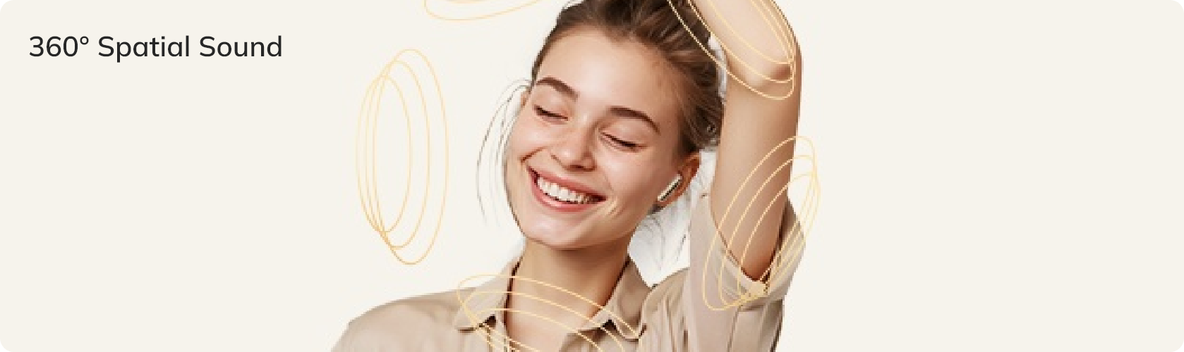 Femme avec des écouteurs profitant du son spatial à 360°, souriant les yeux fermés avec des illustrations d'ondes sonores dorées.
