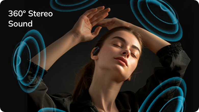 Femme profitant d’un son stéréo à 360° avec des écouteurs sans fil, entourée d’ondes sonores bleues – expérience audio immersive.