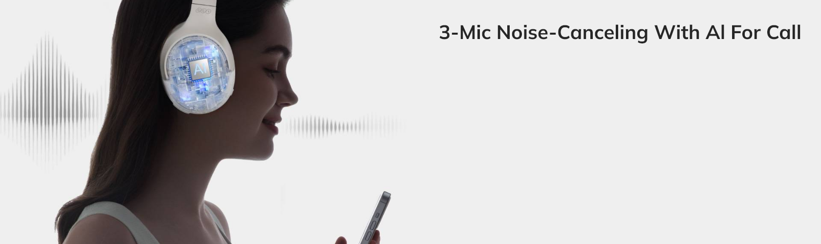 Femme avec casque à IA doté de suppression de bruit à 3 microphones pour des appels clairs, tenant un smartphone.