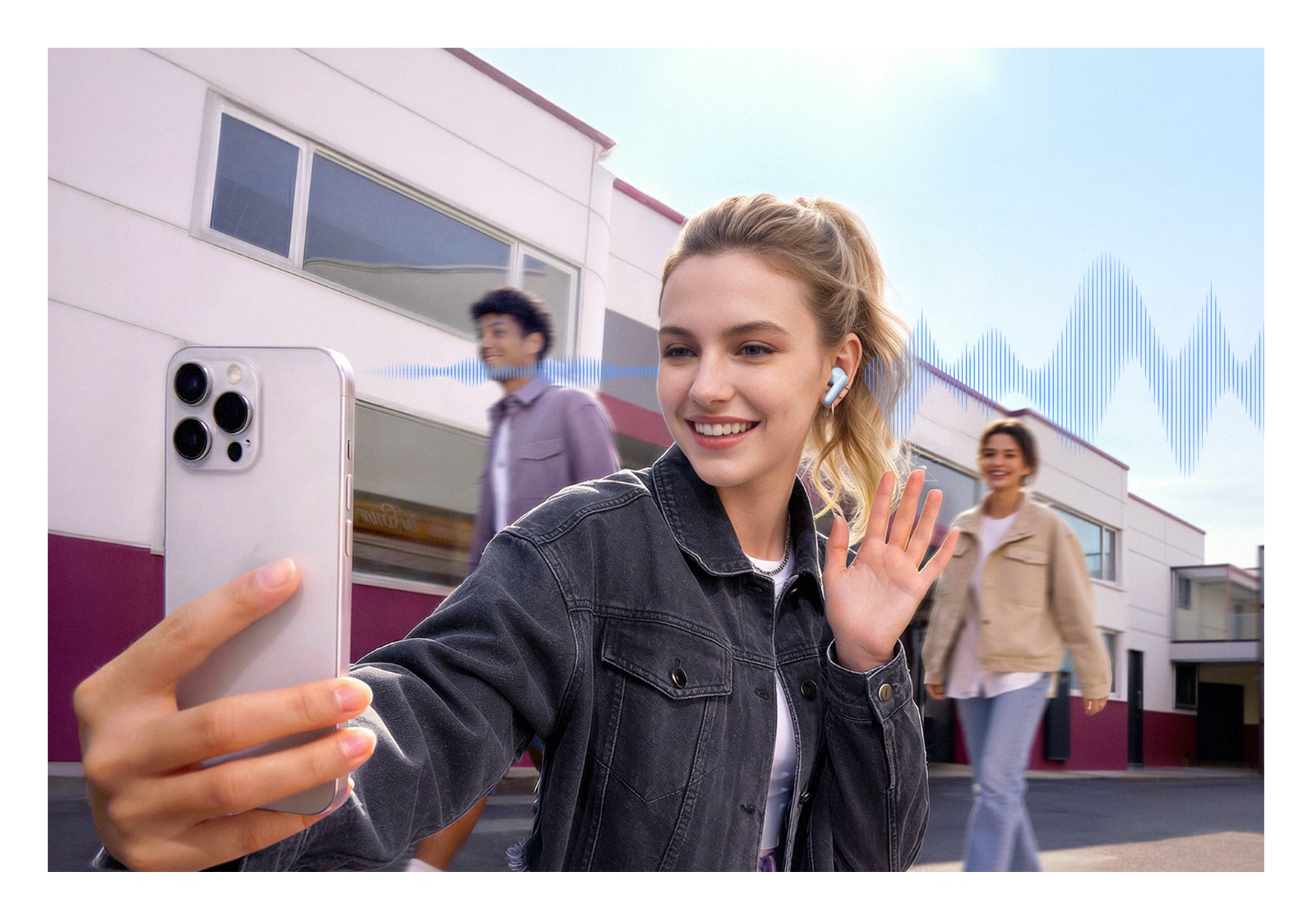 Femme avec des écouteurs sans fil prenant un selfie avec un smartphone, des amis et des bâtiments en arrière-plan