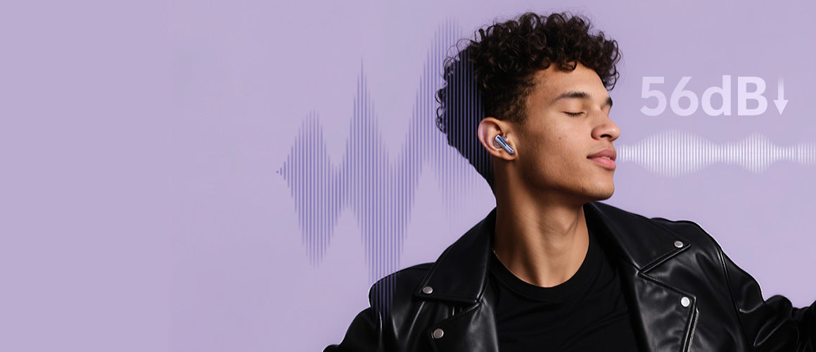 Homme avec des écouteurs intra-auriculaires, réduction de bruit de 56 dB.