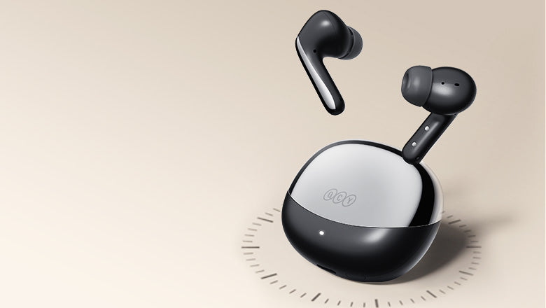 Écouteurs intra-auriculaires noirs avec étui de chargement, design minimaliste
