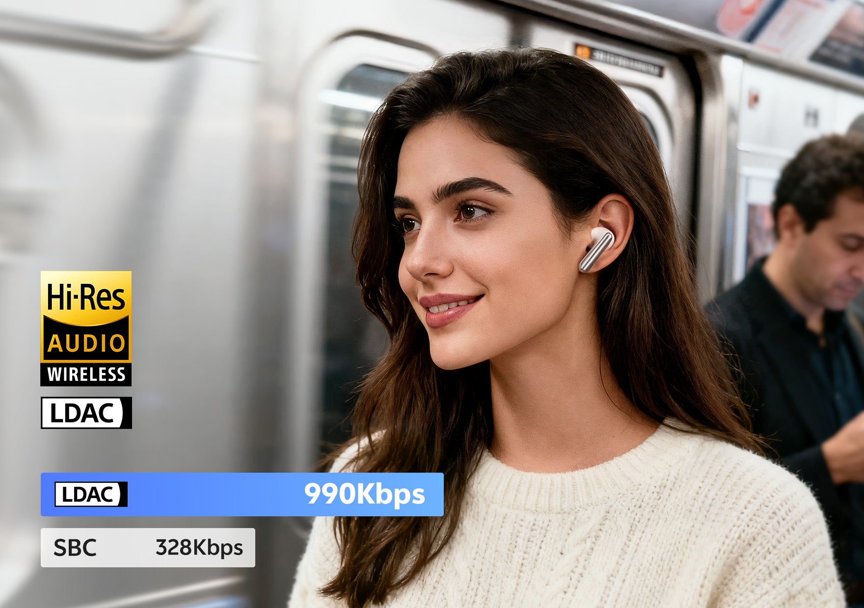 Femme avec des écouteurs Hi-Res Audio sans fil dans le métro, LDAC 990Kbps pour une reproduction musicale de haute qualité en déplacement.