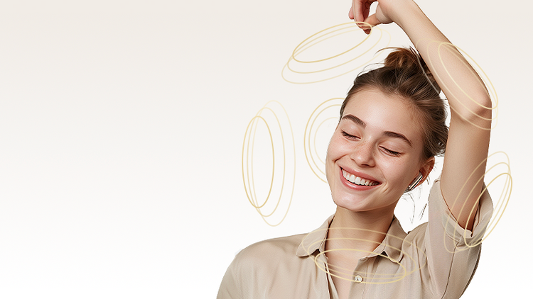 Femme heureuse avec des écouteurs et un sourire détendu, entourée de lignes circulaires élégantes.