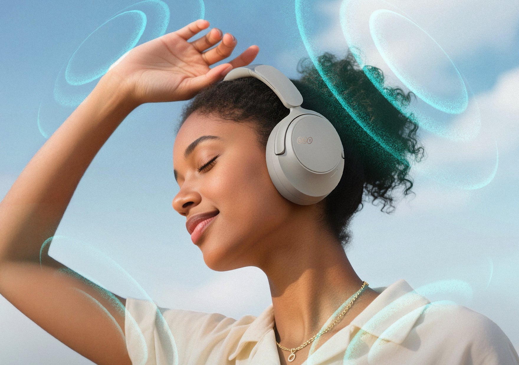 Femme avec des écouteurs sans fil, profitant de la musique – élégante et détendue.