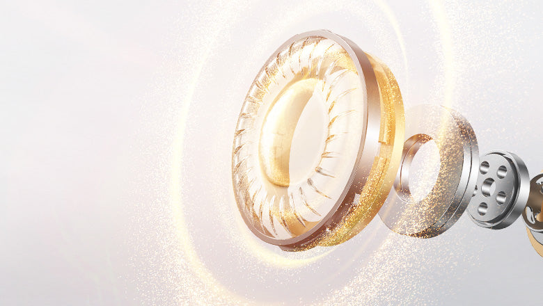 Bagues dorées et argentées brillantes flottant dans les airs avec des effets lumineux scintillants, design moderne pour produits de luxe.