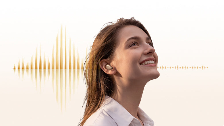 Femme avec des écouteurs sans fil et une onde sonore dorée, souriant en écoutant de la musique.