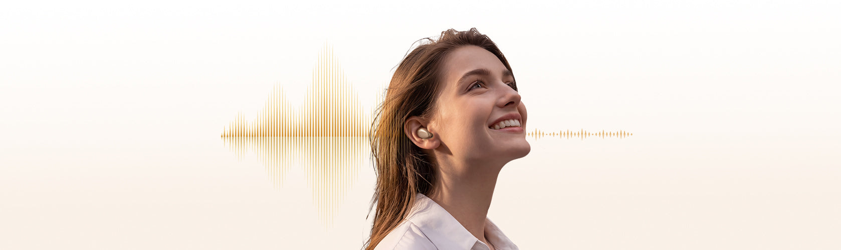 Femme avec des écouteurs sans fil et des ondes sonores dorées, appréciant la musique.