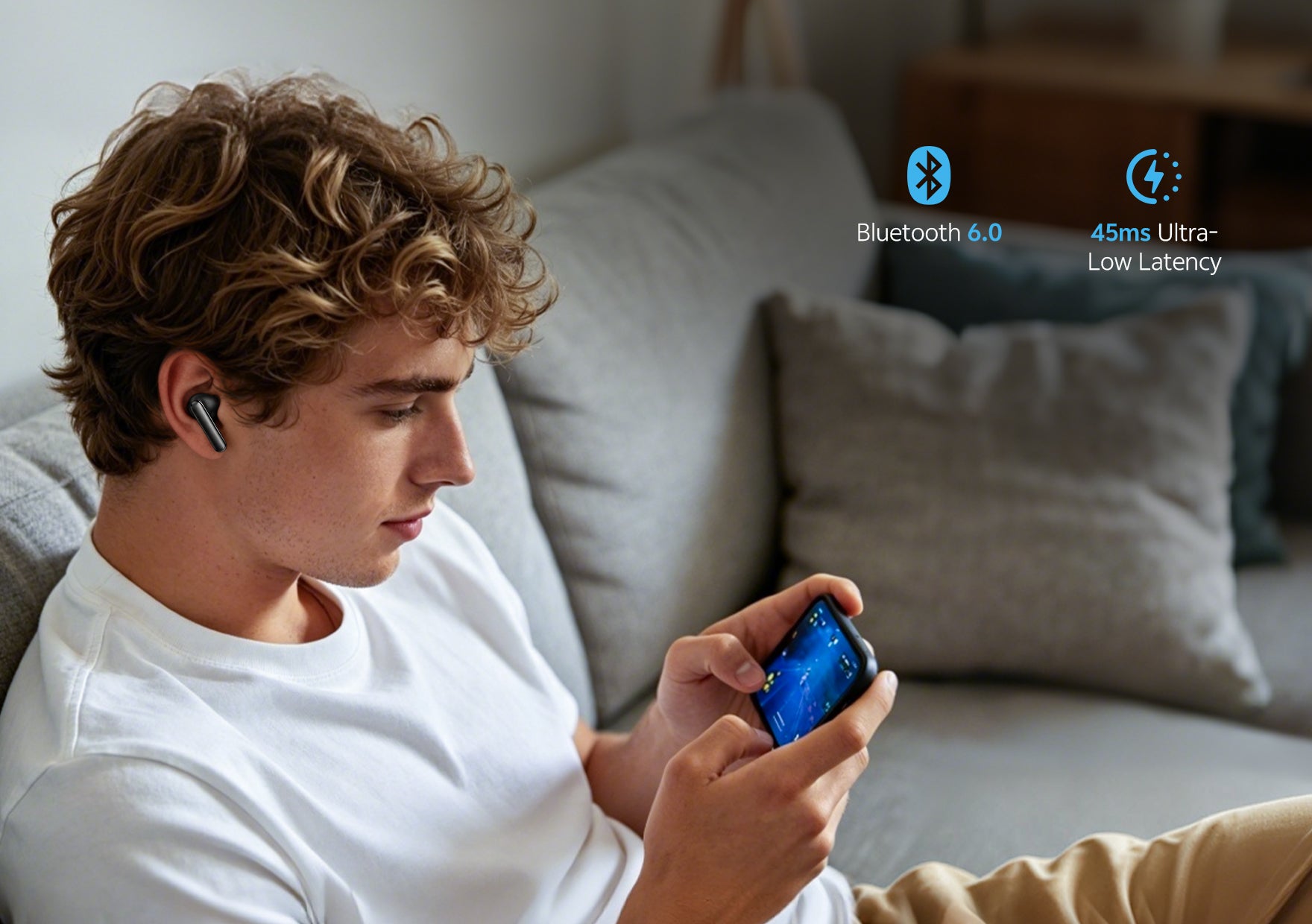 Jeune homme avec des écouteurs sans fil et un smartphone, Bluetooth 6.0 et latence ultra-faible de 45 ms pour le jeu et la musique.