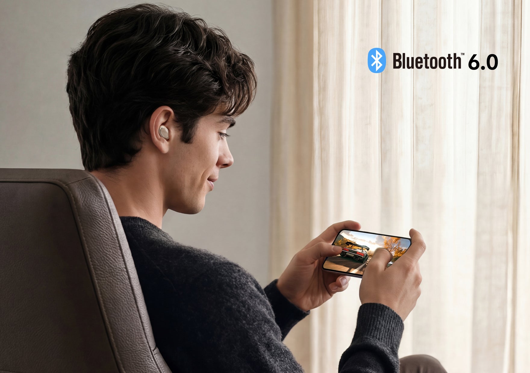 Homme avec écouteurs Bluetooth 6.0 joue sur smartphone – technologie moderne pour un divertissement sans fil