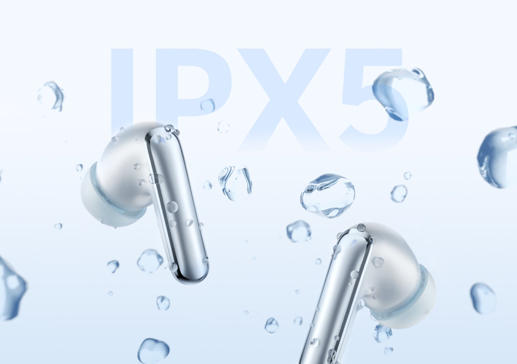 Écouteurs Bluetooth argentés avec protection contre l'eau IPX5, entourés de gouttes d'eau.