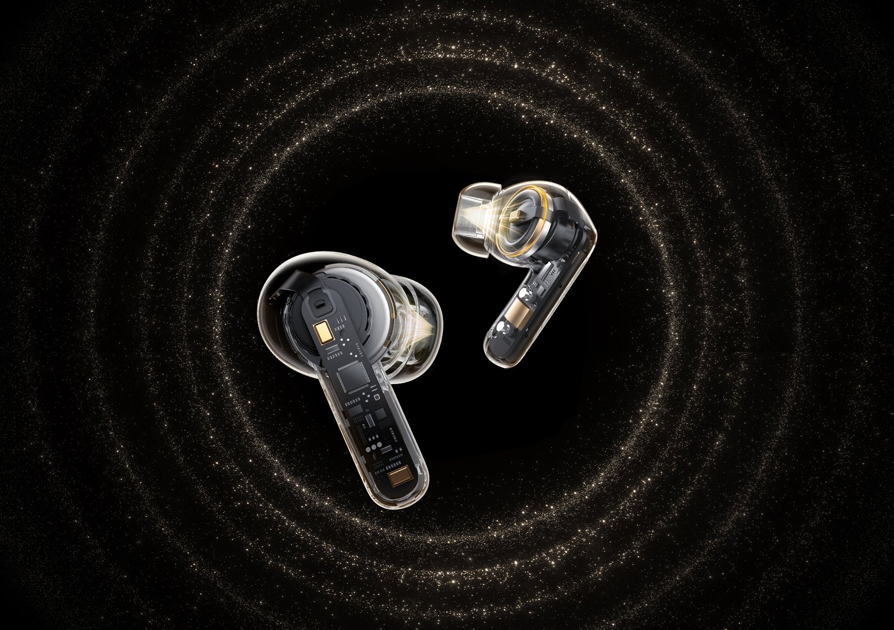 Écouteurs True Wireless transparents avec des accents dorés sur fond sombre.