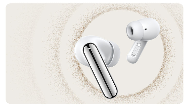 Écouteurs intra-auriculaires sans fil blancs avec accent argenté sur fond crème avec effet de particules.
