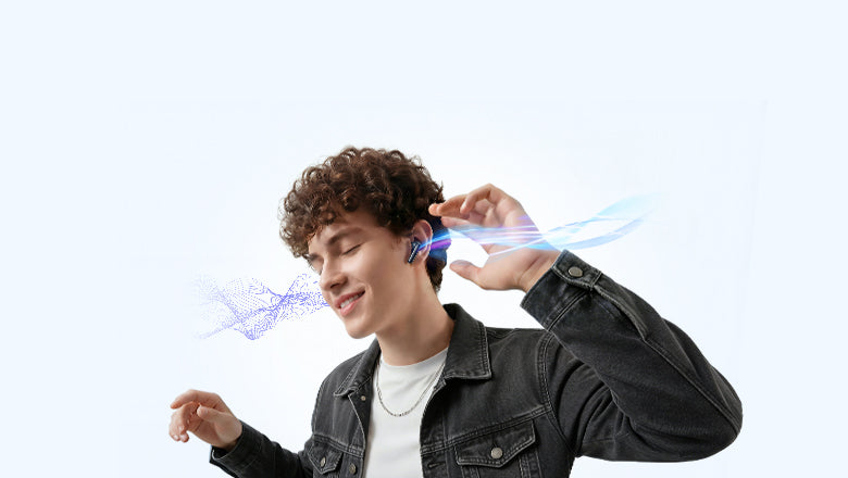 Homme avec des écouteurs sans fil émettant des effets lumineux bleus, profitant de la musique – technologie audio moderne en action