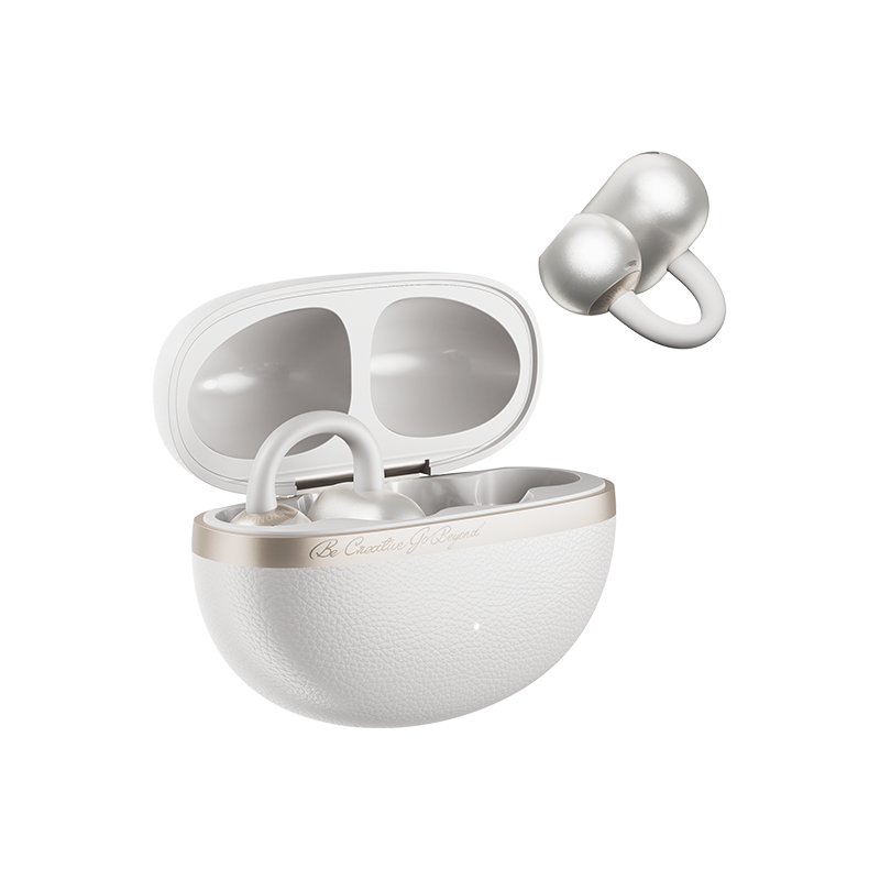 QCY Crossky C50 écouteurs à clip ouverts blancs avec boîtier de charge ouvert, un écouteur dans le boîtier et l'autre flottant au-dessus