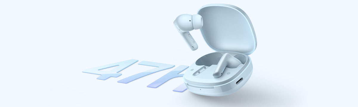 Écouteurs Bluetooth de couleur bleu clair, boîtier de chargement ouvert avec un écouteur retiré, 47K en arrière-plan